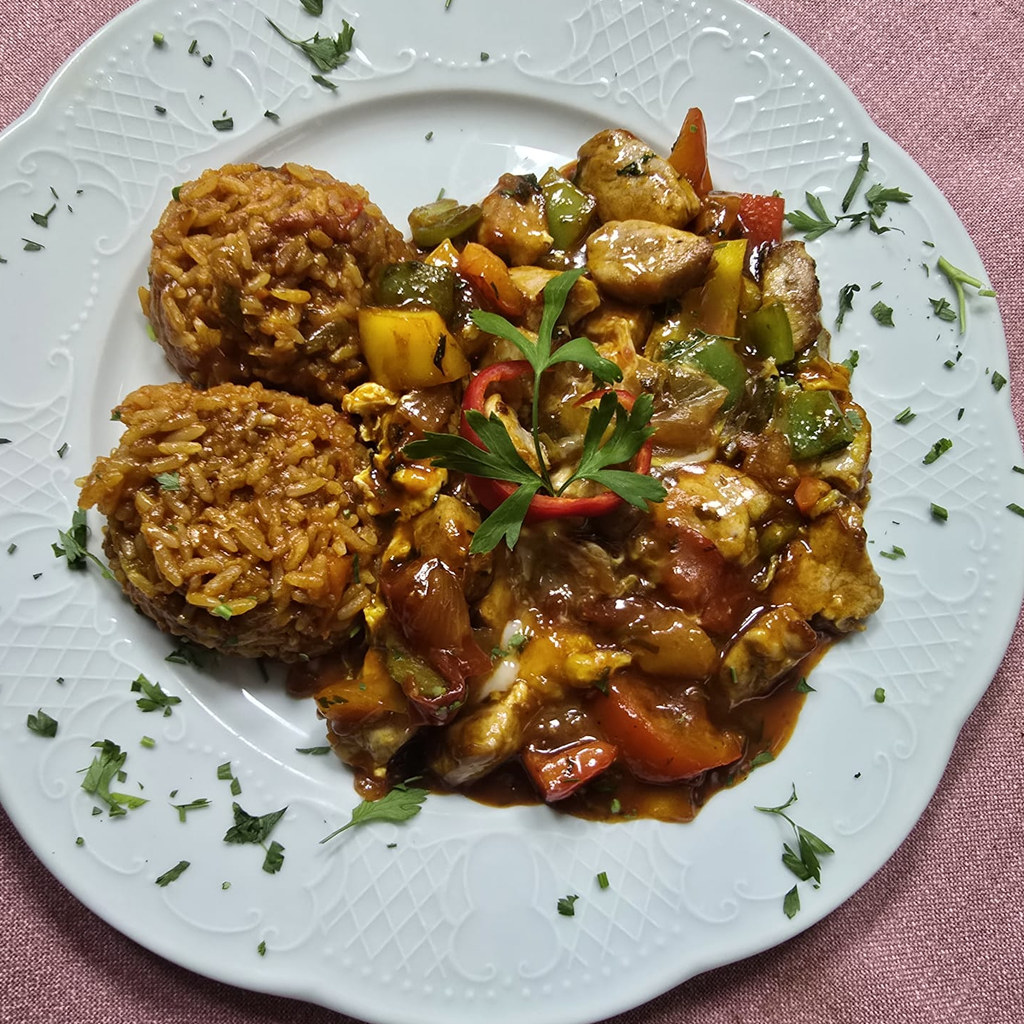 Geschnetzeltes mit Paprika und Zwiebeln, dazu Djuwetschreis