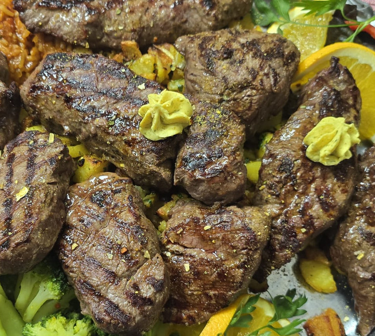 Gegrillte Steaks und Cevapcici aus der Küche des Mediteran aus der Nähe