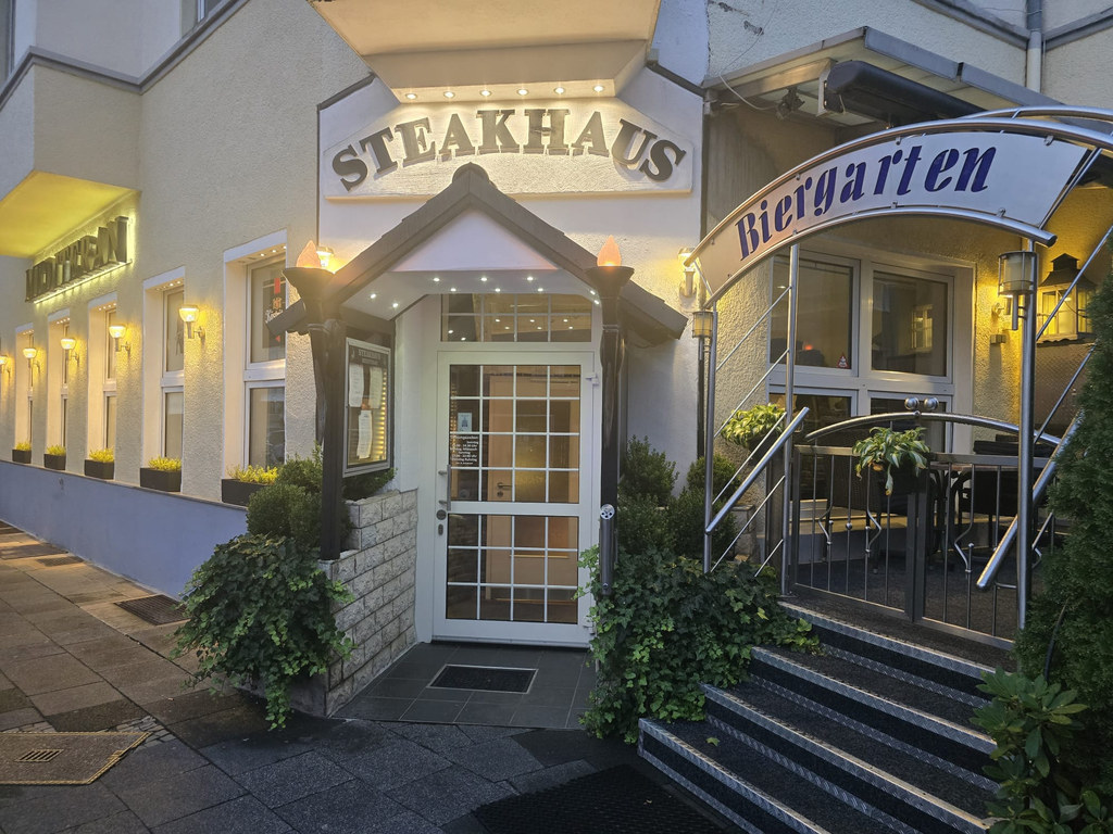 Eingang des Restaurant Mediteran an der Bülowstraße in Hagen am Abend