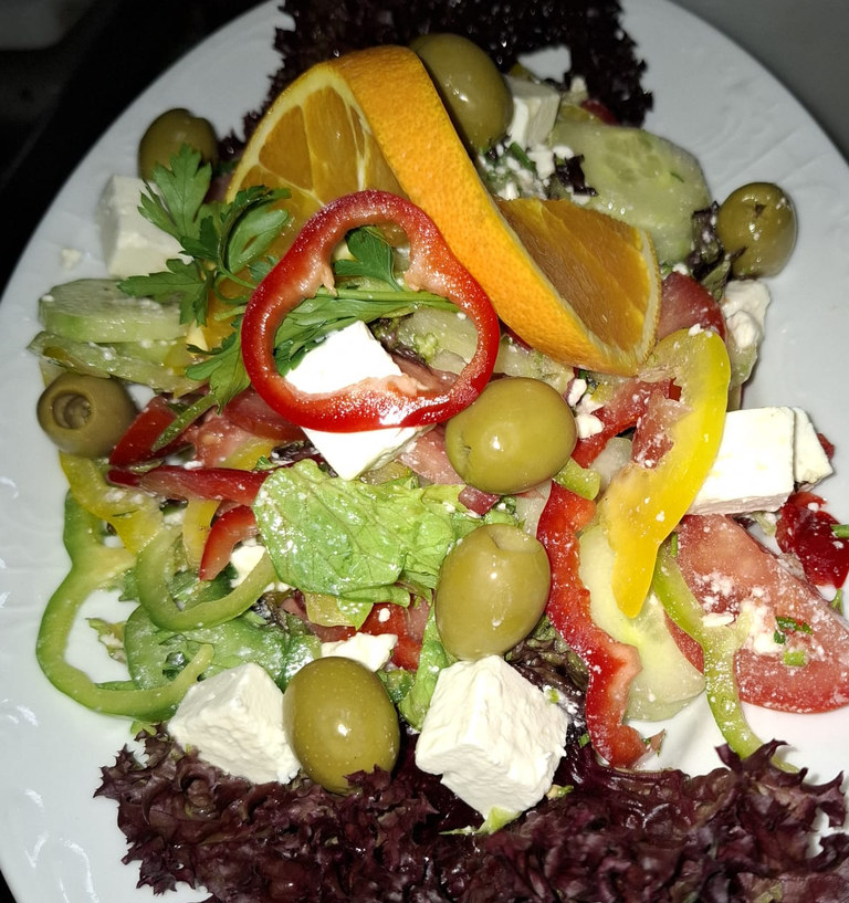 Hirtensalat mit Schafskäse, Oliven, Paprika und Tomaten