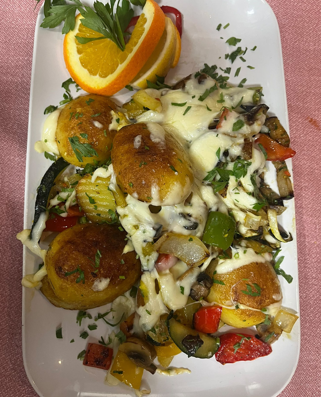 Ofenkartoffeln-Mediteran mit Gemüse und Käse überbacken