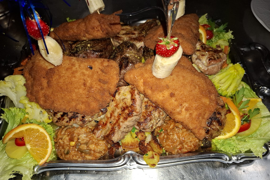 Große Platte für zwei und mehr Personen mit Schnitzel, Steaks und Cevapcici