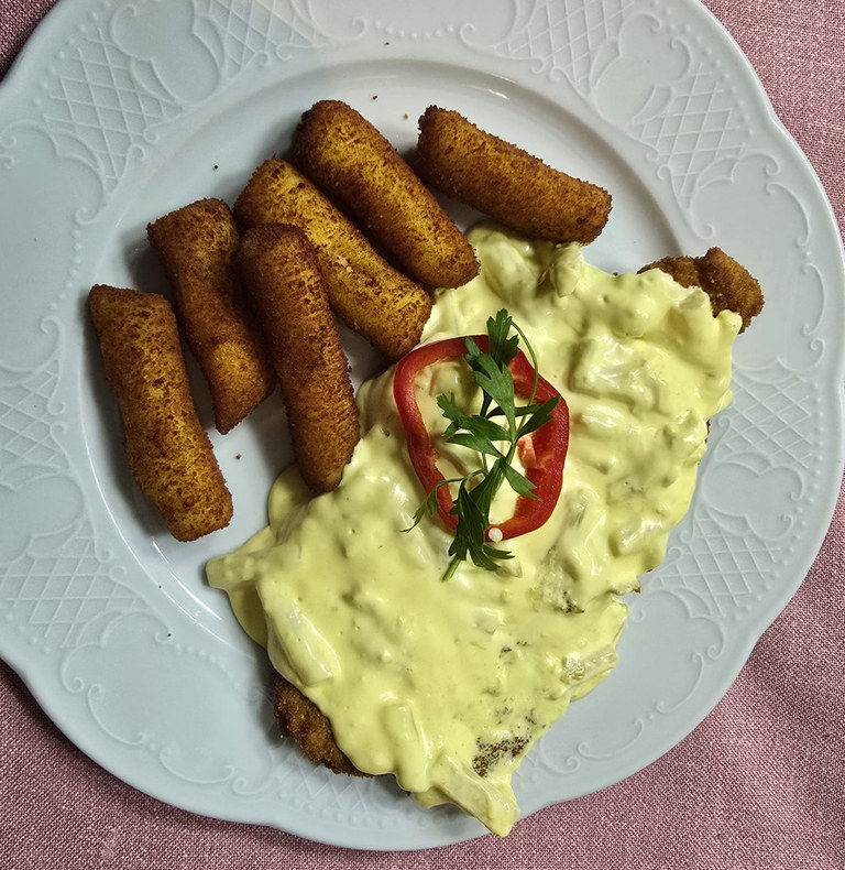 Schnitzel mit heller Sauce und Kroketten