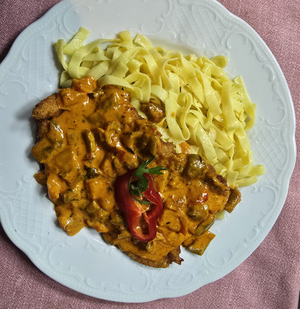 Schnitzel mit Paprika-Rahmsauce und Bandnudeln