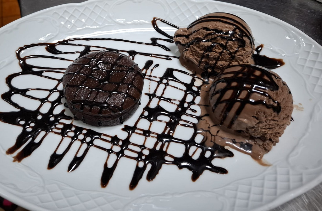 Warmer Schokoladenkuchen mit Eis und Schokoladensauce
