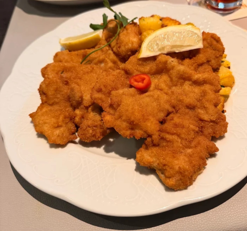 Wiener Schnitzel mit Zitrone und Bratkartoffeln